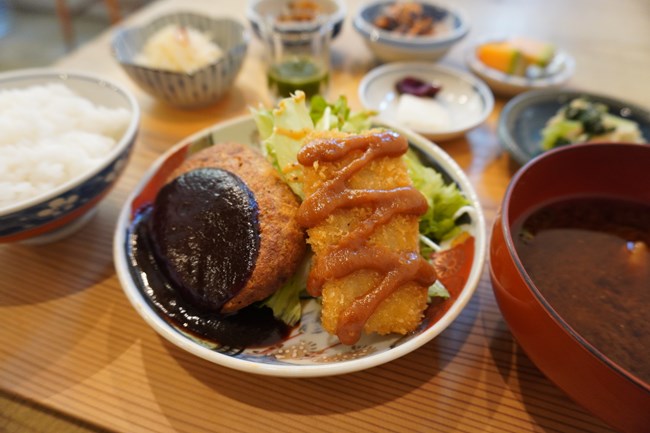 豆腐ハンバーグと味噌カツ