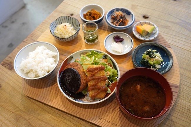 ムモクテキカフェキョウトの豆腐ハンバーグと味噌カツ御膳