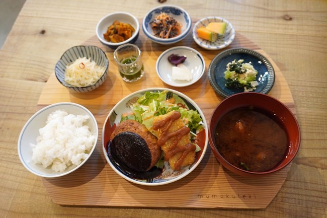 ムモクテキカフェキョウトの豆腐ハンバーグと味噌カツ御膳