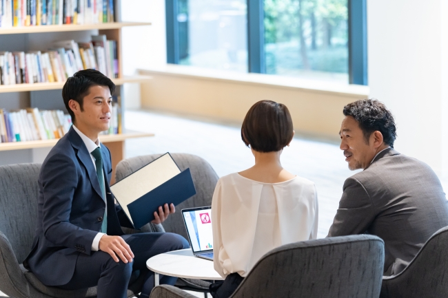 相談する人々