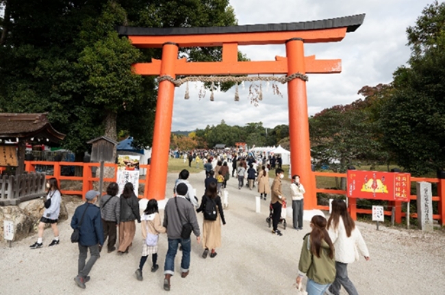 京都パンフェスティバル in 上賀茂神社に向かう人々