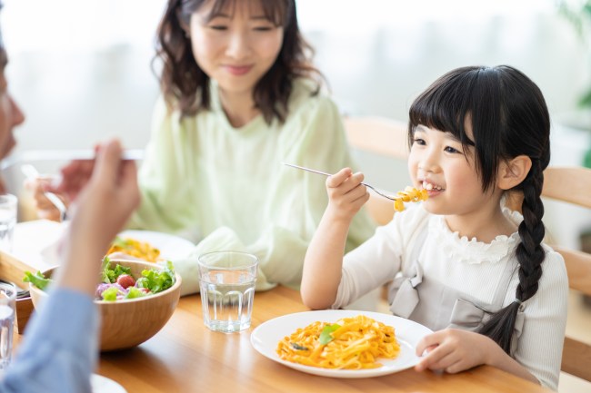 ご飯を食べる子ども