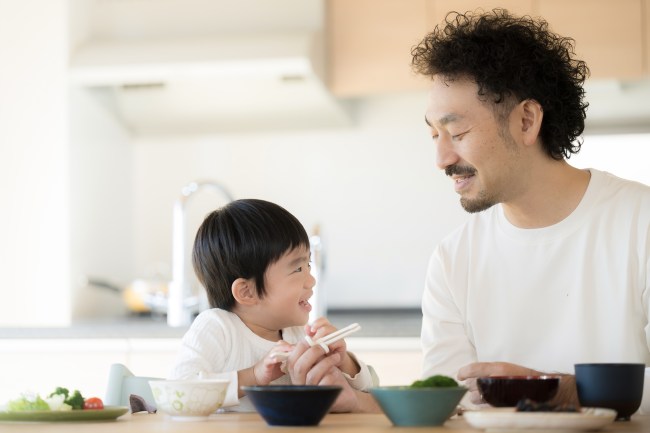 ご飯を食べる父と息子