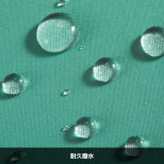 『耐久撥水どろんこジュニアシェルジャケット』（1,500円）が水をはじいている様子