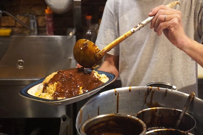 キッチンゴン西陣店のピネライスの仕上げのカレーソース