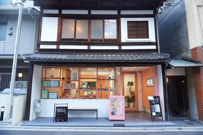 京 菓る茶カフェの店舗外観