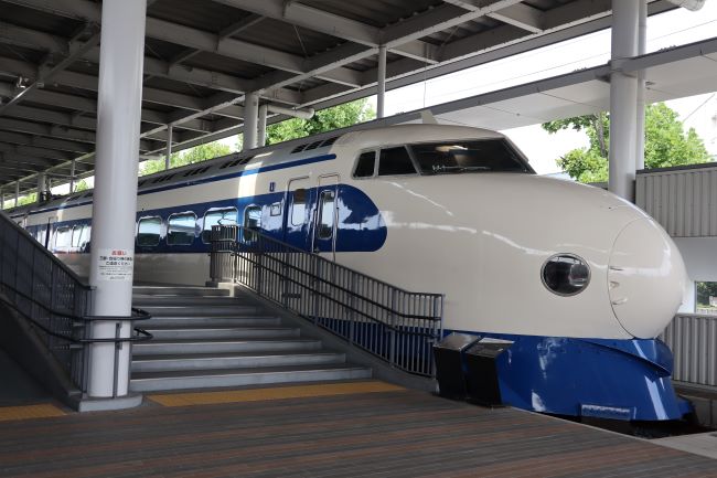 鉄道博物館入口に展示されている新幹線