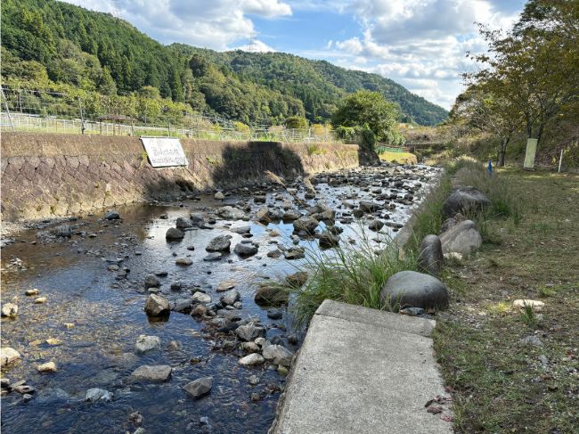 川の広場