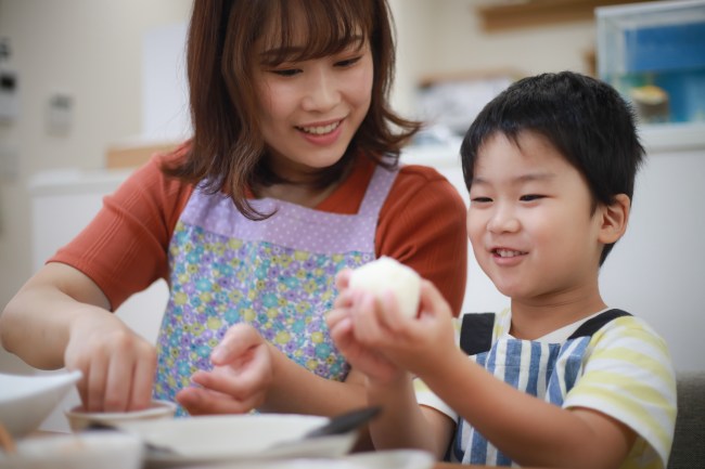 料理する親子