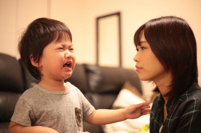 泣く子どもとお母さん