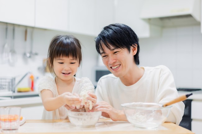 料理するパパと娘