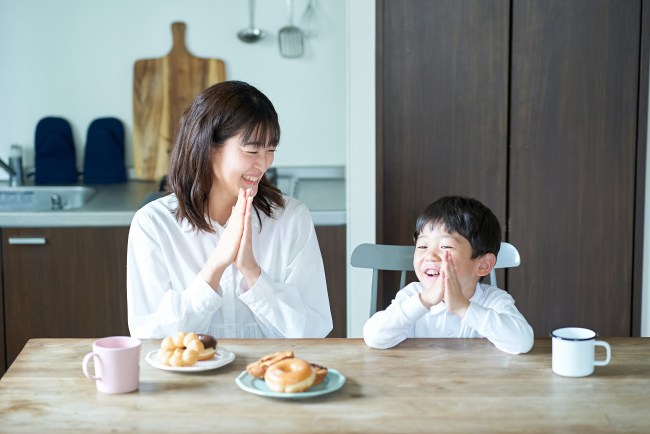 ご飯を食べる親子