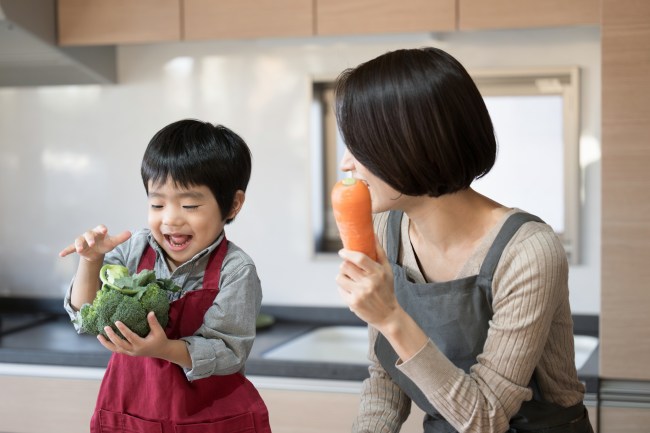 野菜を持った親子