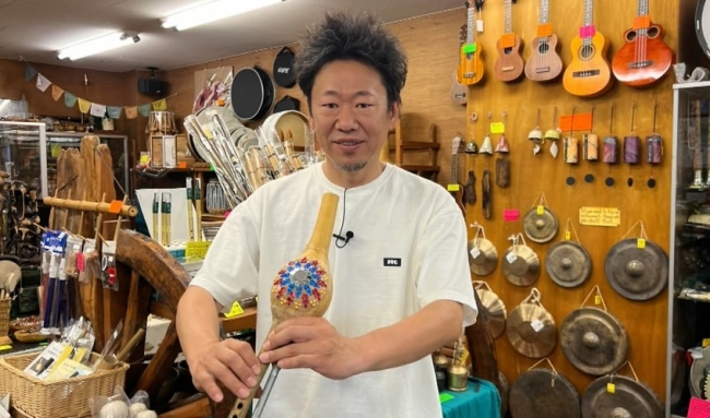 民族楽器店の店主・小泉雅喜さん