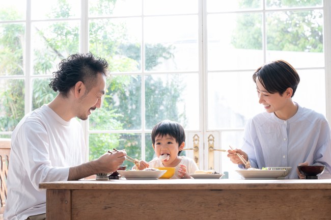 食事する家族