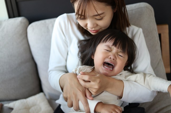 嫌がる子供と親