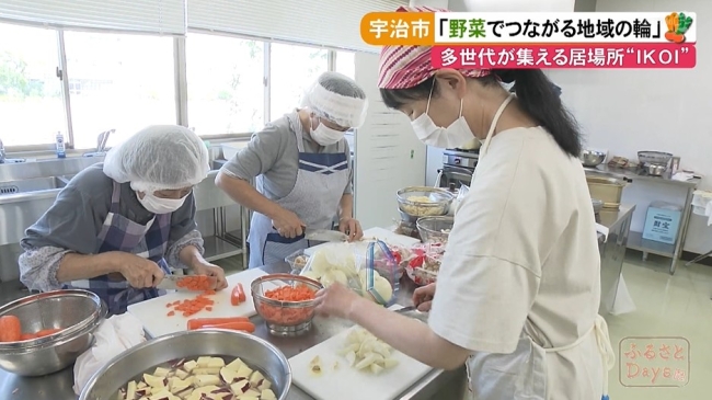 夕食の準備をしている女性たち