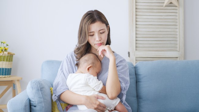 赤ちゃんを抱えて悩む女性