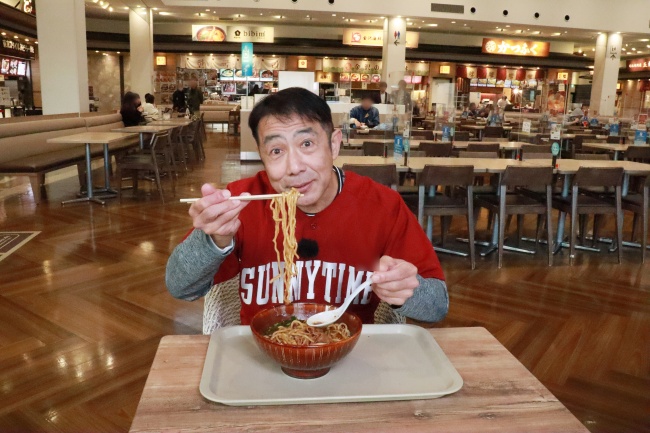 ラーメンを食べる森脇健児さん