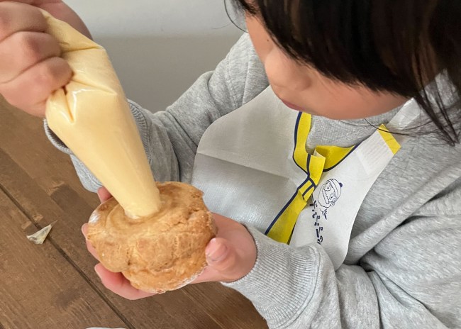 シュー生地にクリームを入れる様子