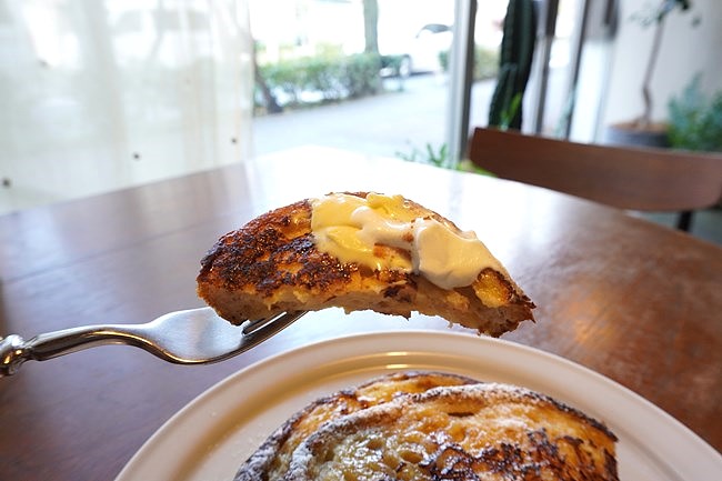 フレンチトーストにアイスと生クリームを乗せる