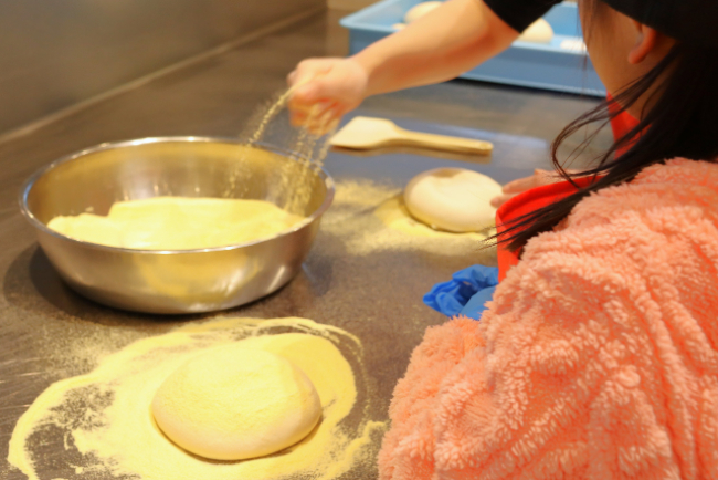 生地を作りを学ぶ様子