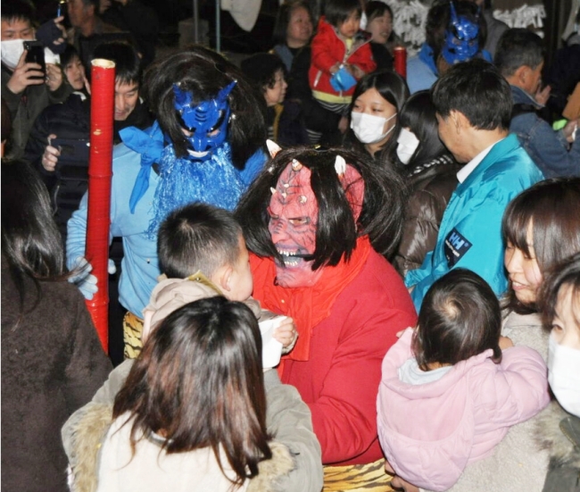 大原神社の節分祭で鬼が子どもを泣かす様子