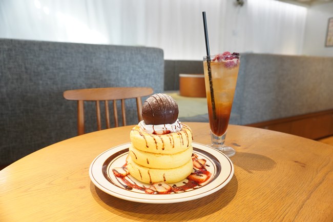 ショコラストロベリーパンケーキとあまおういちごとベリーのソーダ