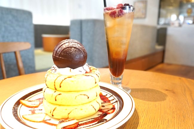 ライオンカフェのショコラストロベリーパンケーキとあまおういちごとベリーのソーダ