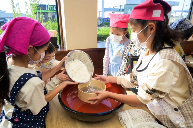 うどんの生地を作る様子