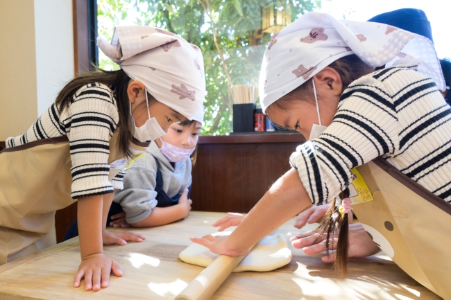 うどんの生地をこねる様子