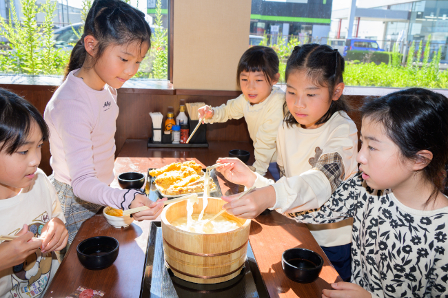 出来上がったうどんを食べる様子