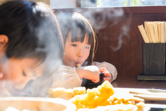 うどんを食べる様子