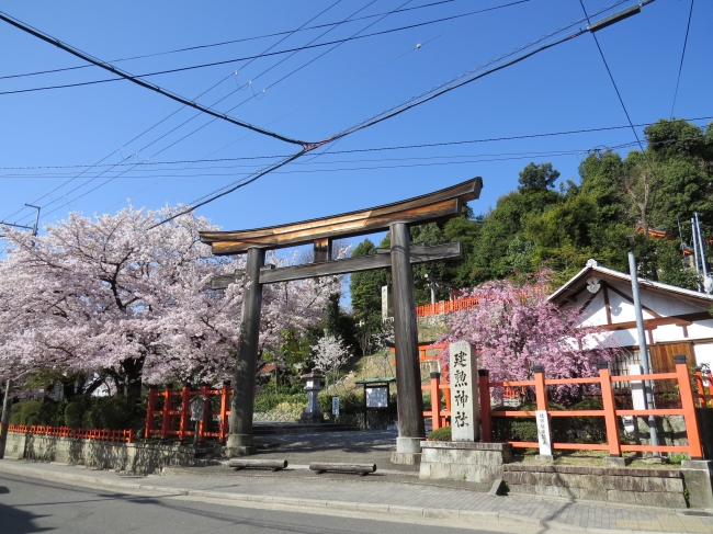 建勲神社の鳥居前