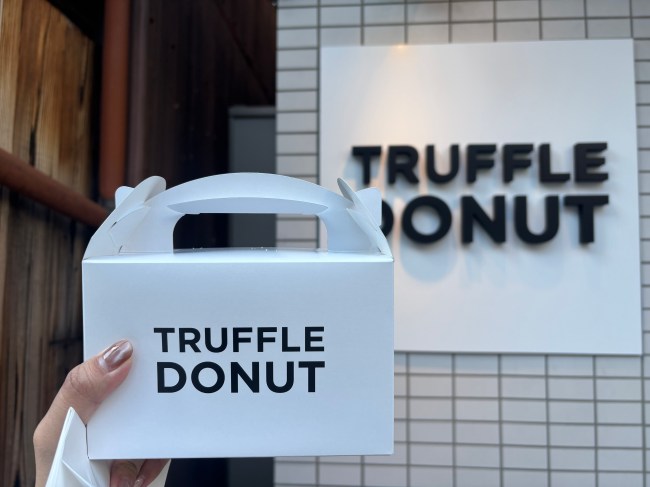 TRUFFLE DONUTのテイクアウトの箱と看板