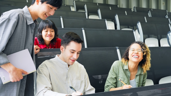 大学の教室で会話する学生たち