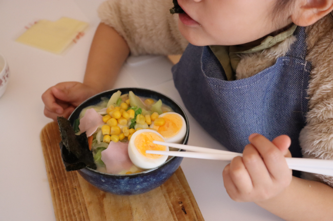 ちゃんぽんを食べる様子