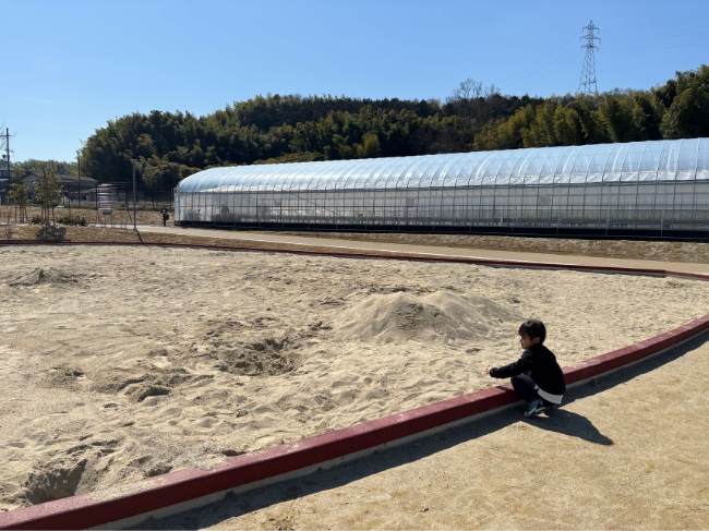 京田辺クロスパークの砂場で遊ぶ女の子