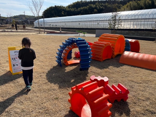 芝生広場に設置されている動かせる遊具