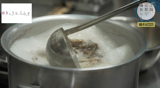 寸胴にたっぷりのスープ