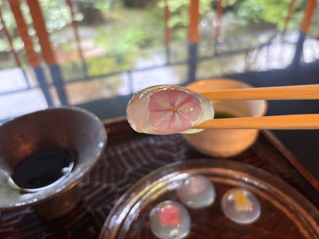 箸あげされたわらび餅