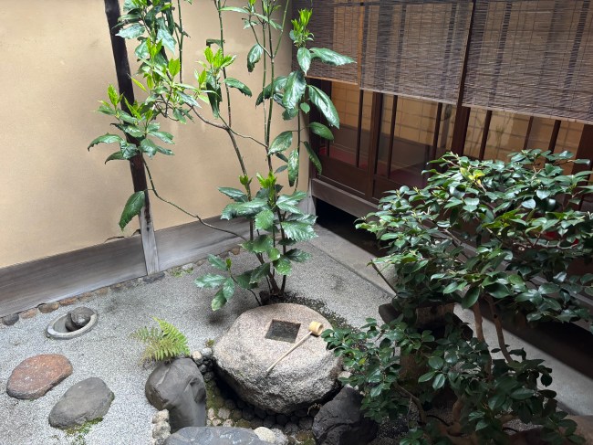 羅生門の門柱を支えていた石