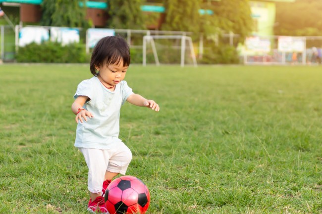 ボールで遊ぶ男の子