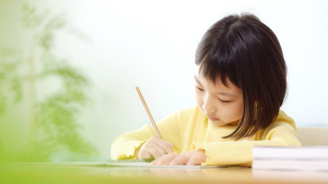 勉強をするこども