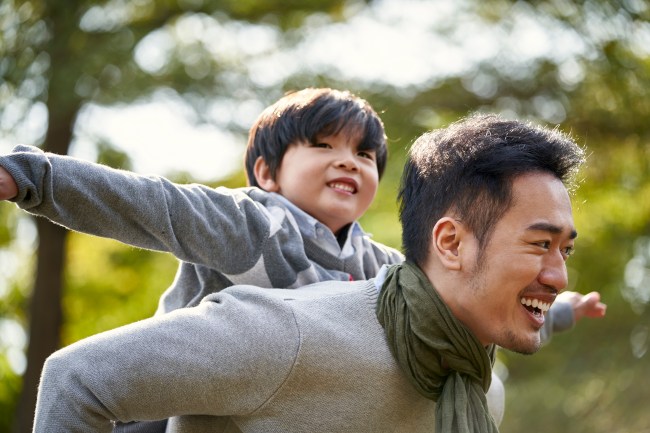父親と遊ぶ男の子