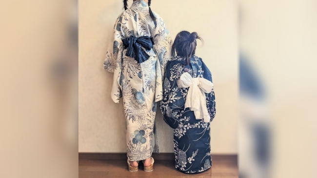 姉妹で浴衣を着用した後ろ姿