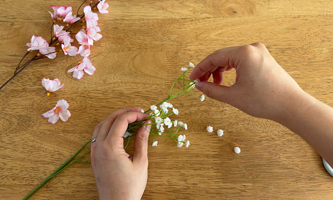 茎から外された造花の花