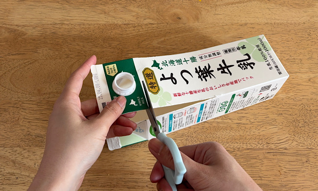 ハサミで切られる牛乳パック