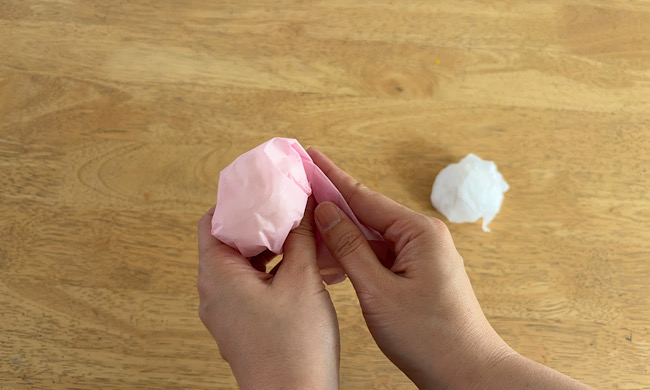 花紙が巻かれている丸めたティッシュ