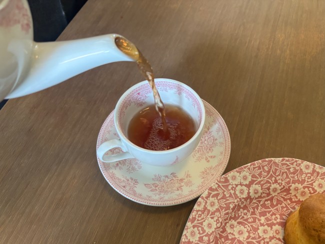 紅茶を注ぐ様子